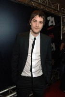 Jim Sturgess se une a Dunst para "Upside Down"